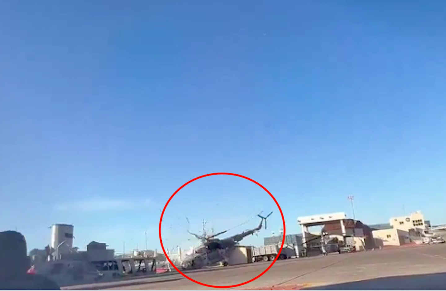 De acuerdo con el informe oficial, la aeronave, un helicóptero tipo MI-17, presentó una falla de potencia en el motor principal al momento del despegue