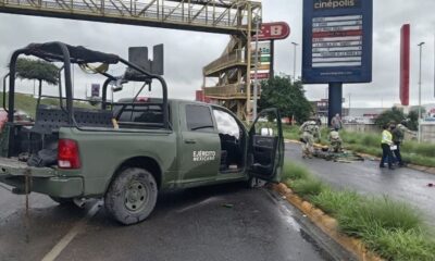 De acuerdo con los primeros reportes, el impacto fue de tal magnitud que la camioneta militar presentó daños en los neumáticos y activó las bolsas de aire.