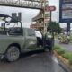 De acuerdo con los primeros reportes, el impacto fue de tal magnitud que la camioneta militar presentó daños en los neumáticos y activó las bolsas de aire.