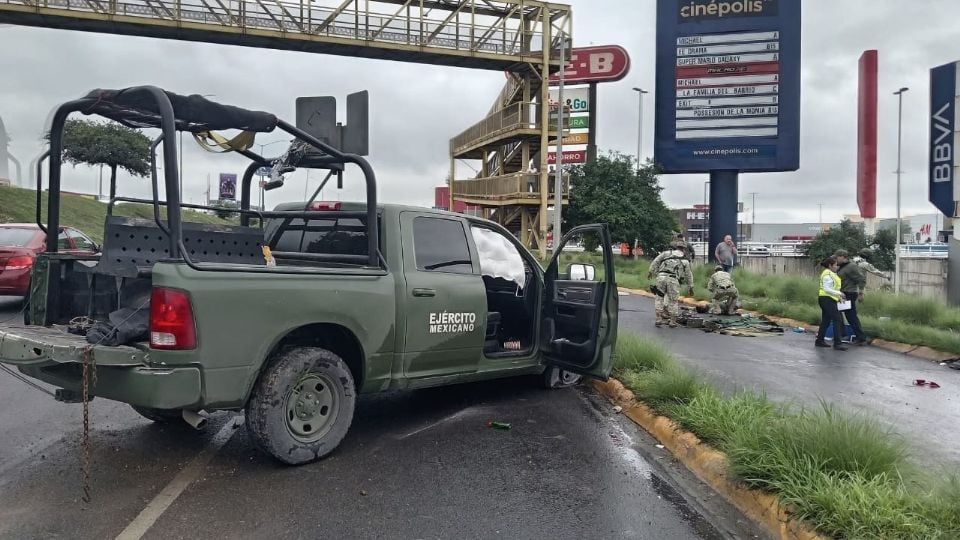 De acuerdo con los primeros reportes, el impacto fue de tal magnitud que la camioneta militar presentó daños en los neumáticos y activó las bolsas de aire.