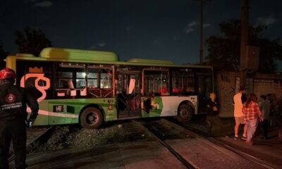 De acuerdo con los primeros informes, el percance ocurrió cuando la locomotora realizaba maniobras en reversa y golpeó la parte media del camión de la Ruta 37, identificado con el número económico 3227.