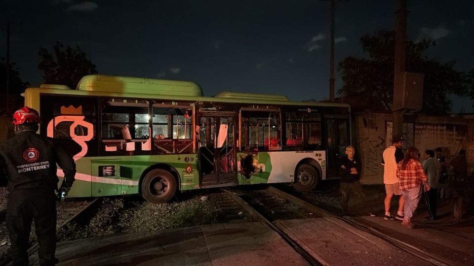 De acuerdo con los primeros informes, el percance ocurrió cuando la locomotora realizaba maniobras en reversa y golpeó la parte media del camión de la Ruta 37, identificado con el número económico 3227.