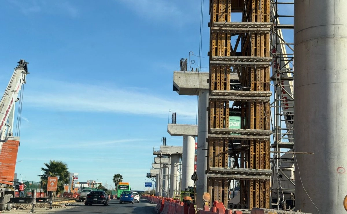El incidente se registró el domingo por la tarde mientras se realizaban labores con una estructura metálica en uno de los frentes de construcción.