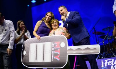 Durante su mensaje, Adrián de la Garza destacó la importancia de las madres dentro de las familias regiomontanas y reconoció el esfuerzo que realizan diariamente.
