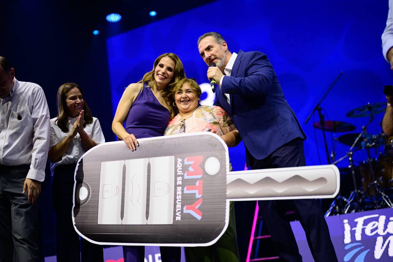 Durante su mensaje, Adrián de la Garza destacó la importancia de las madres dentro de las familias regiomontanas y reconoció el esfuerzo que realizan diariamente.