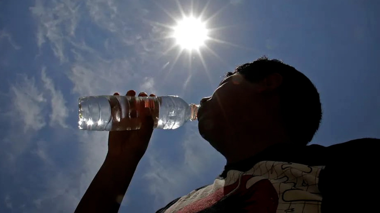 El Servicio Meteorológico Nacional explicó que este fenómeno es provocado por una circulación anticiclónica que se posiciona sobre el país, favoreciendo el aumento de temperaturas en gran parte del territorio