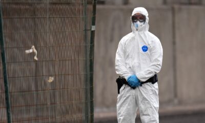 La Organización Mundial de la Salud confirmó al menos diez casos relacionados con el crucero y señaló que todos los pacientes y sospechosos permanecen aislados bajo estricta supervisión médica.