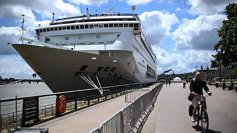Un equipo médico subió al crucero para realizar pruebas y determinar el origen exacto del brote.
