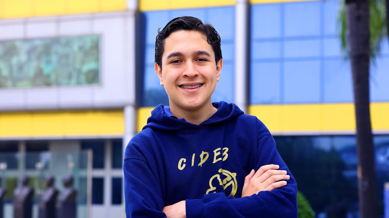 El joven de 17 años destacó entre más de mil 300 estudiantes de bachillerato de todo el país gracias a sus conocimientos en economía, finanzas y análisis de negocios.
