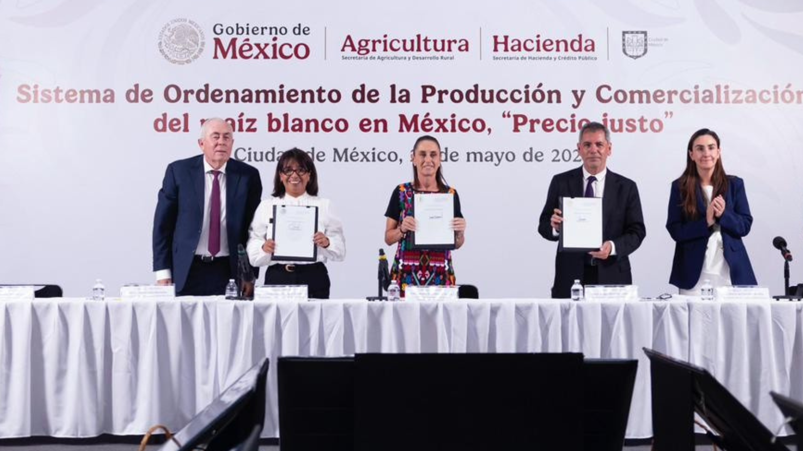 Como parte del acuerdo, se implementarán contratos de compras anticipadas entre productores, comercializadores e industriales para brindar mayor certidumbre al campo mexicano y evitar fluctuaciones bruscas en los precios.