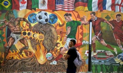 El mural, elaborado durante tres meses y con más de 200 metros cuadrados de extensión, incluye además símbolos representativos de México como el Ángel de la Independencia, la Basílica de Guadalupe y el Palacio de Bellas Artes.