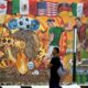 El mural, elaborado durante tres meses y con más de 200 metros cuadrados de extensión, incluye además símbolos representativos de México como el Ángel de la Independencia, la Basílica de Guadalupe y el Palacio de Bellas Artes.