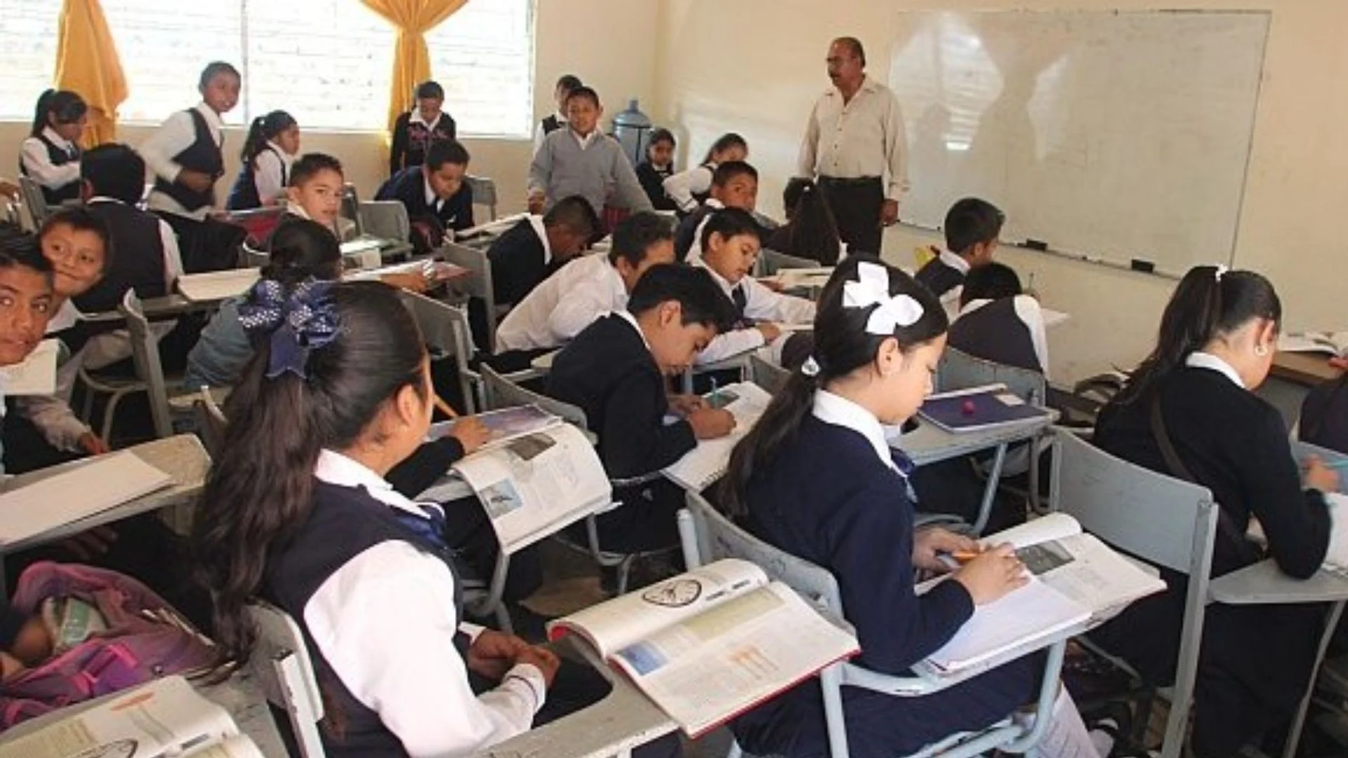 “La escuela es un territorio de aprendizaje, no un lugar de resguardo de niñas y niños por conveniencia del mercado”, afirmó.
