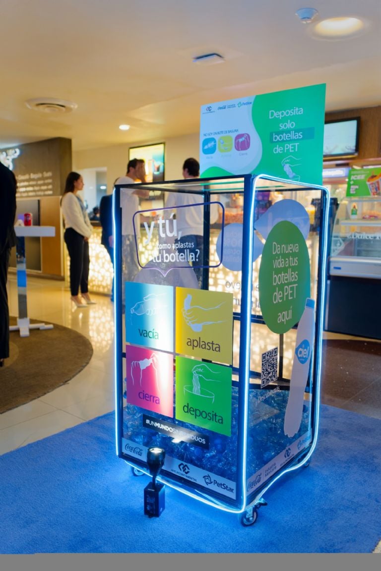 Como parte de esta estrategia, en Nuevo León se implementó el programa “Con Todo, Por Favor”, enfocado en facilitar la disposición adecuada de botellas de PET en espacios públicos.