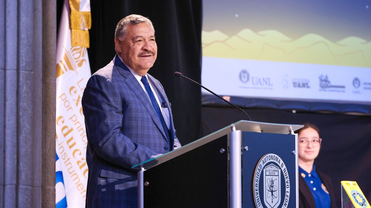 El libro comenzó a distribuirse en planteles de nivel medio superior como parte de las actividades culturales rumbo a la 2026 FIFA World Cup, torneo del que Nuevo León, Jalisco y Ciudad de México serán sedes.