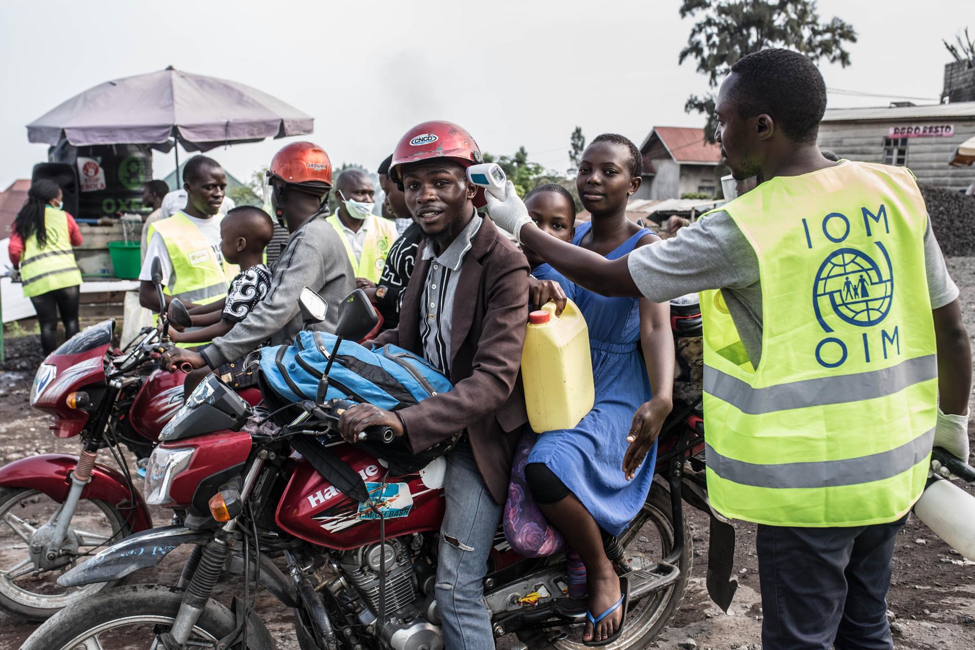 Los CDC de África expresaron preocupación por la cercanía de las regiones afectadas con Uganda y Sudán del Sur, lo que podría favorecer la transmisión transfronteriza de la enfermedad.