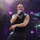 Tras lo ocurrido, la publicista del cantante, Róndine Alcalá, confirmó mediante un comunicado que el intérprete no resultó lesionado y se encuentra fuera de peligro.
