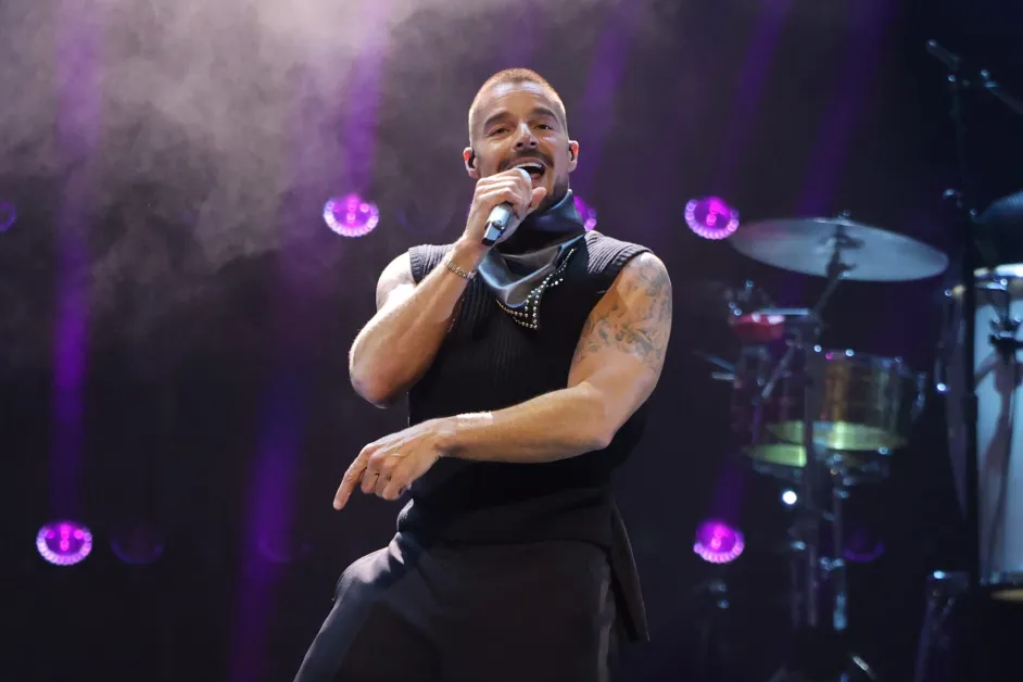 Tras lo ocurrido, la publicista del cantante, Róndine Alcalá, confirmó mediante un comunicado que el intérprete no resultó lesionado y se encuentra fuera de peligro.