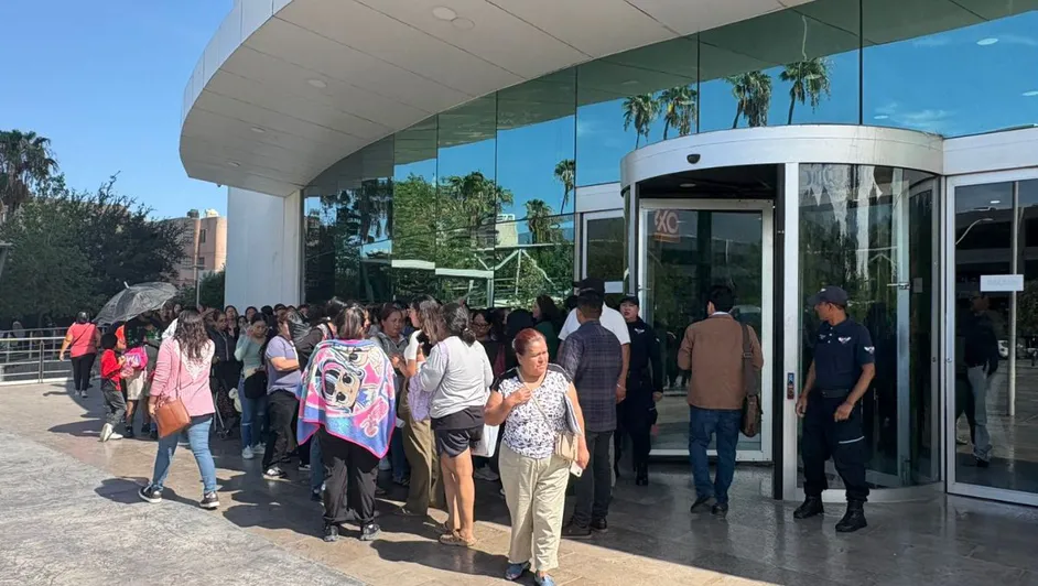 Las asistentes señalaron que el mandatario aseguró públicamente que recibirían una “tarjeta naranja” con depósitos mensuales de 2 mil pesos, únicamente presentando su credencial de elector.