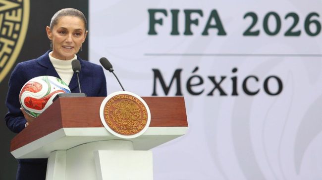 Durante su conferencia, Sheinbaum afirmó que el turismo continúa en crecimiento y señaló que ya se registra la llegada de aficionados a las sedes mundialistas de Ciudad de México, Monterrey y Guadalajara.