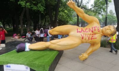 En una de las estructuras fue colocada la leyenda "La CNTE vive", en referencia al movimiento magisterial que desde hace semanas mantiene movilizaciones para exigir atención a sus demandas laborales.
