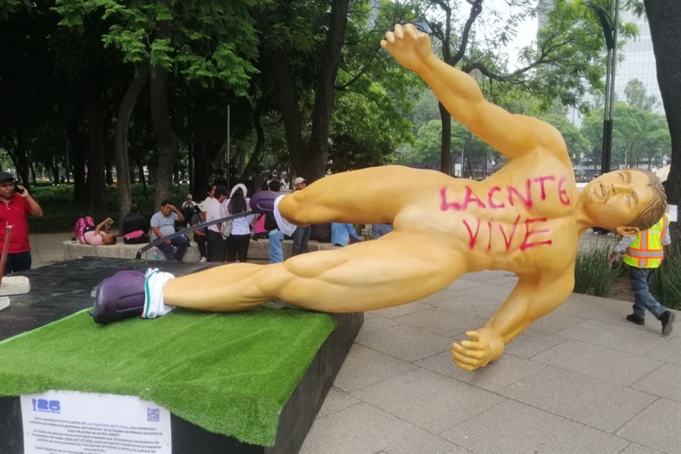 En una de las estructuras fue colocada la leyenda "La CNTE vive", en referencia al movimiento magisterial que desde hace semanas mantiene movilizaciones para exigir atención a sus demandas laborales.