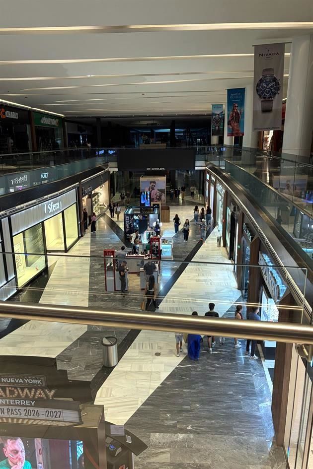 En Monterrey, la falla impactó cruces ubicados sobre las avenidas Colón, Madero, Reforma y Arteaga, además de diversos puntos de la calle Zaragoza. Autoridades municipales informaron que el problema se originó por una interrupción en el suministro de energía eléctrica.