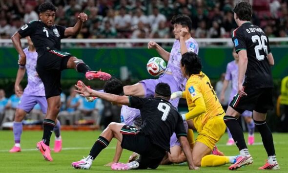 Corea del Sur lanzó sus últimos ataques en busca del empate y estuvo a punto de conseguirlo cuando Guesung conectó un cabezazo a quemarropa.