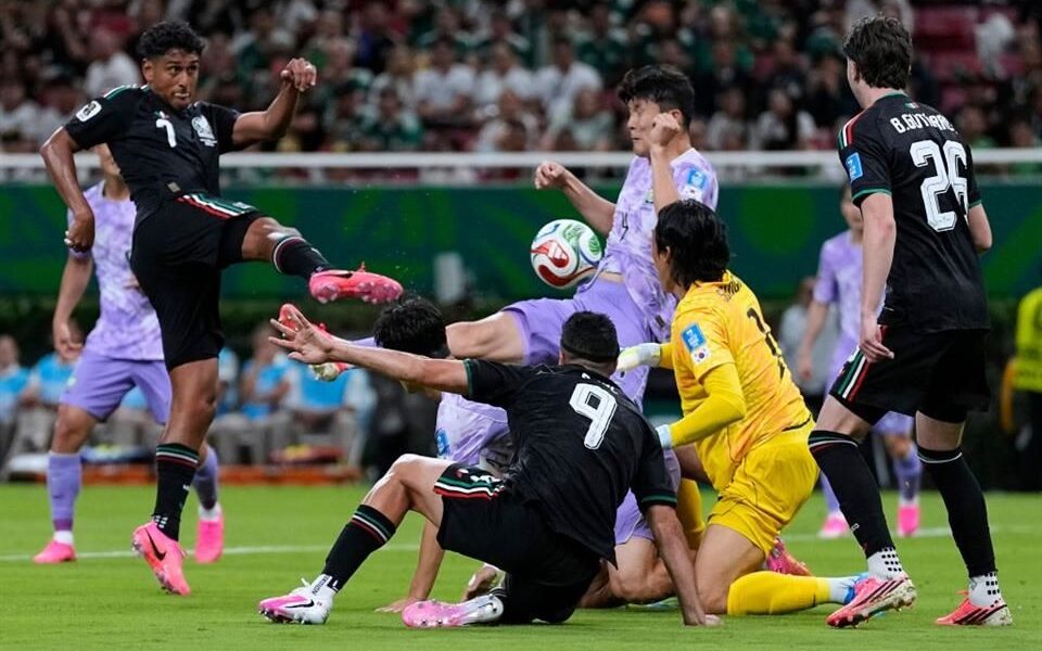 Corea del Sur lanzó sus últimos ataques en busca del empate y estuvo a punto de conseguirlo cuando Guesung conectó un cabezazo a quemarropa.
