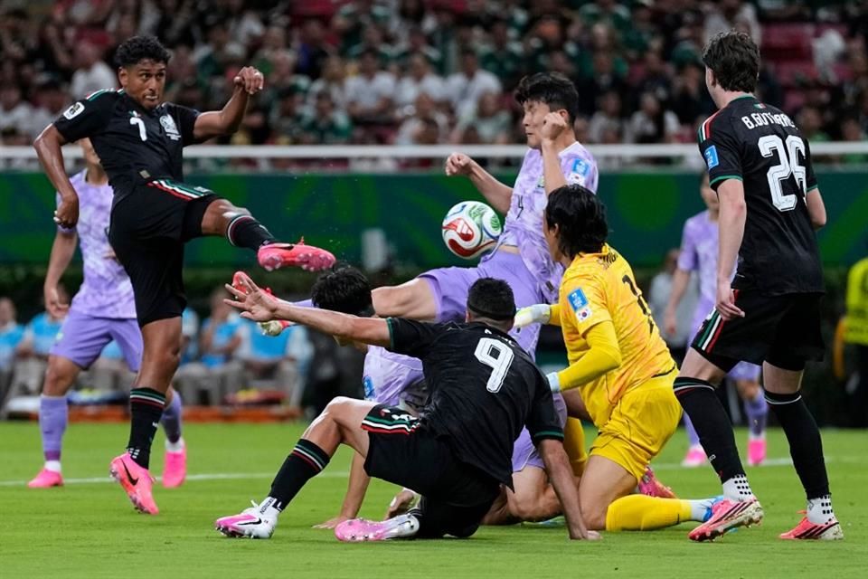 Corea del Sur lanzó sus últimos ataques en busca del empate y estuvo a punto de conseguirlo cuando Guesung conectó un cabezazo a quemarropa.