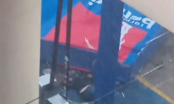 Las precipitaciones también impactaron la movilidad y diversas actividades masivas. En el Parque Fundidora, donde se realiza el Fan Fest del Mundial 2026, elementos de seguridad restringieron temporalmente la salida de asistentes para evitar riesgos ante la tormenta.