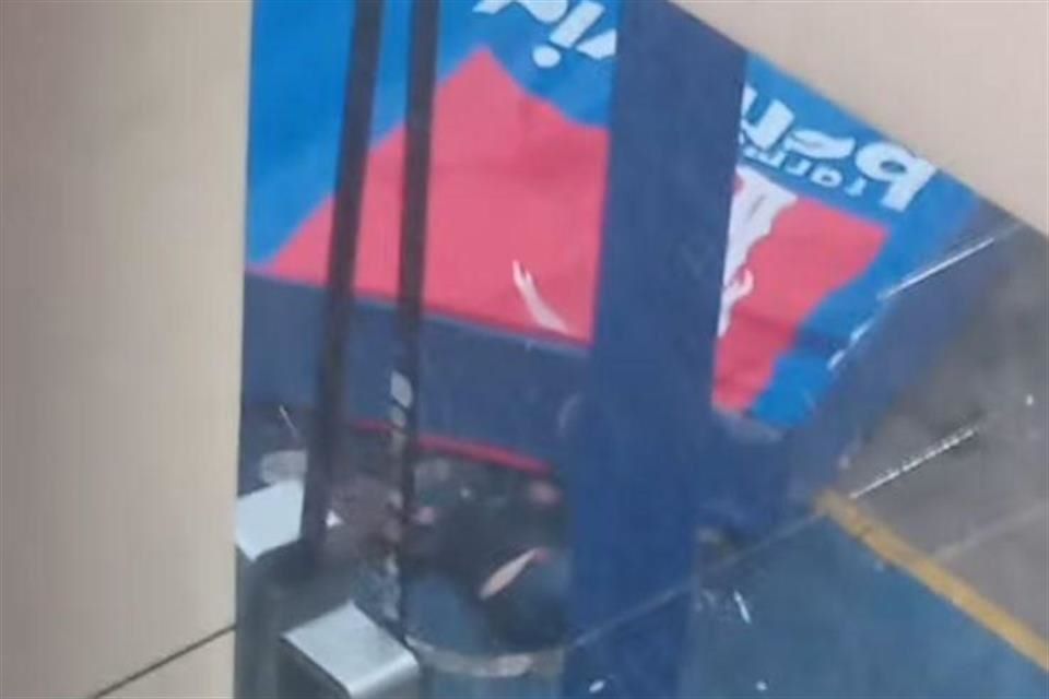 Las precipitaciones también impactaron la movilidad y diversas actividades masivas. En el Parque Fundidora, donde se realiza el Fan Fest del Mundial 2026, elementos de seguridad restringieron temporalmente la salida de asistentes para evitar riesgos ante la tormenta.