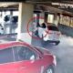 Como parte de las diligencias, las autoridades aseguraron una camioneta BMW y una Porsche Cayenne para realizar análisis periciales y determinar su posible relación con el caso
