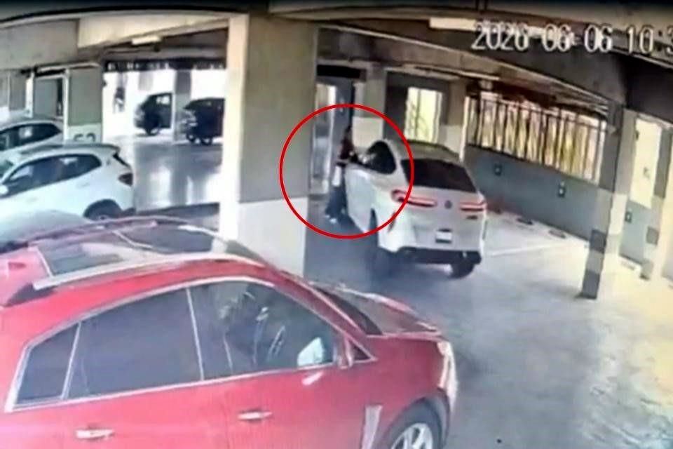Como parte de las diligencias, las autoridades aseguraron una camioneta BMW y una Porsche Cayenne para realizar análisis periciales y determinar su posible relación con el caso