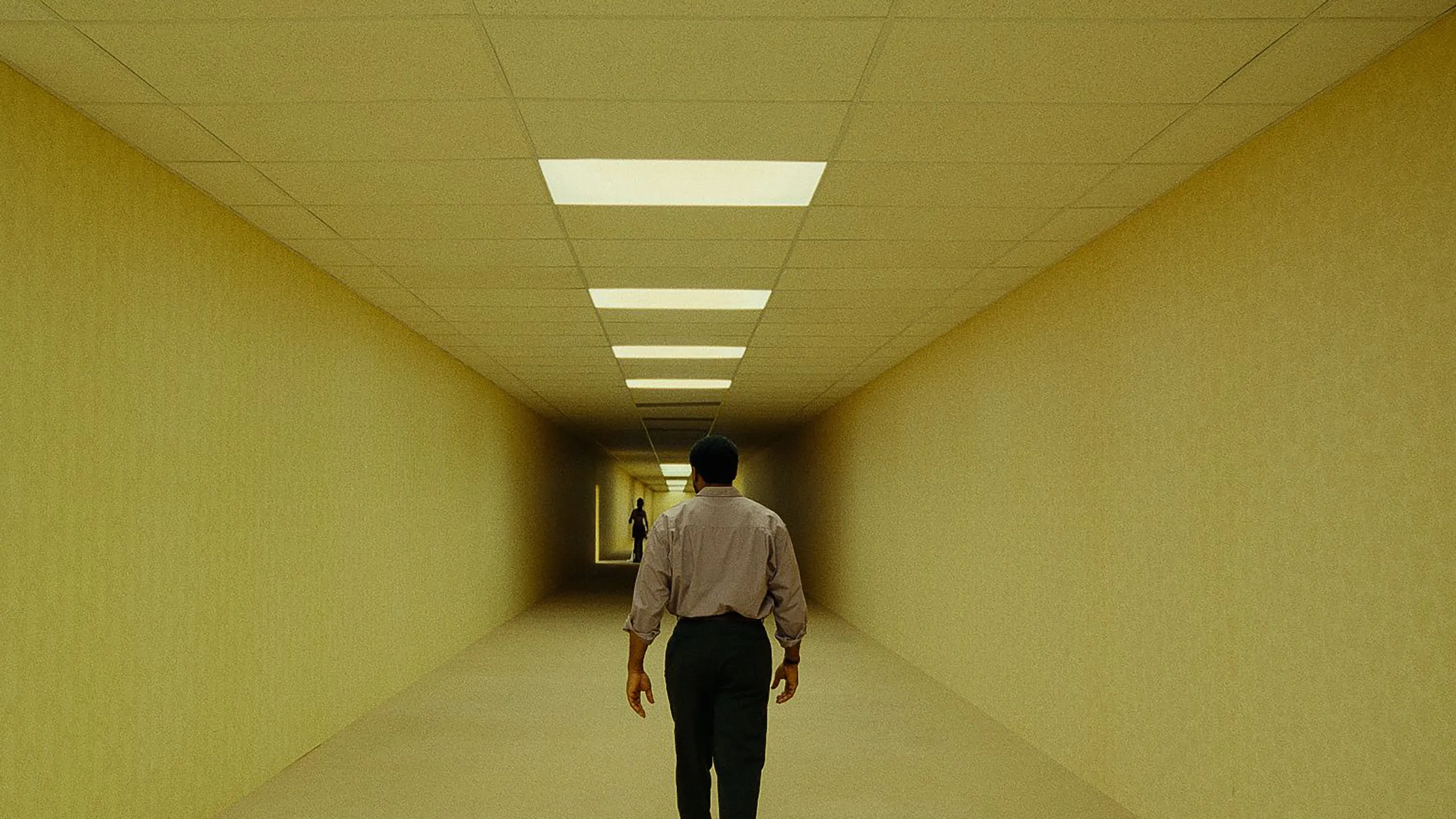 El impacto de "Backrooms" también permitió a Parsons convertirse en el director más joven en alcanzar el primer lugar de la taquilla mundial, superando la marca que mantenía Josh Trank desde 2012 con "Chronicle".