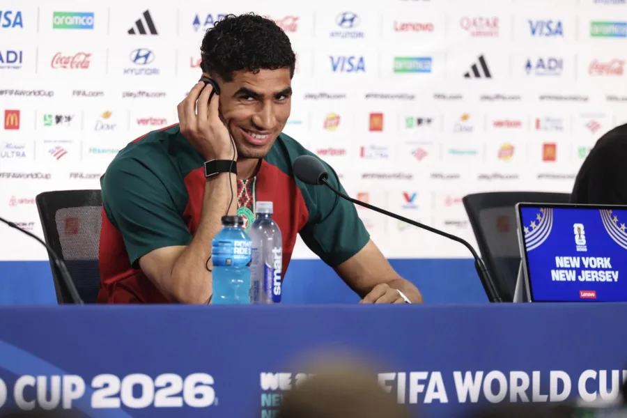 La decisión surge tras la polémica generada por casos como los de Achraf Hakimi, Vinicius Jr. y Frenkie de Jong, quienes no pudieron responder en español durante sus ruedas de prensa previas a los partidos.