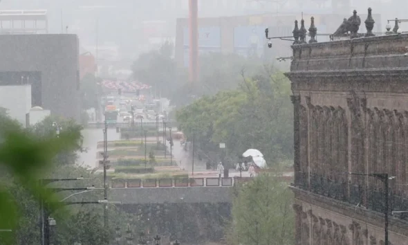 Protección Civil de Nuevo León informó que las lluvias son resultado de la interacción de un canal de baja presión, el ingreso de humedad y el acercamiento de un sistema frontal al norte del país.