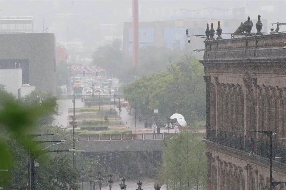 Protección Civil de Nuevo León informó que las lluvias son resultado de la interacción de un canal de baja presión, el ingreso de humedad y el acercamiento de un sistema frontal al norte del país.