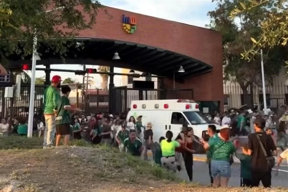 Después de los incidentes, el recinto presentó aglomeraciones en las zonas de pantallas y en los puntos de venta de alimentos y bebidas.