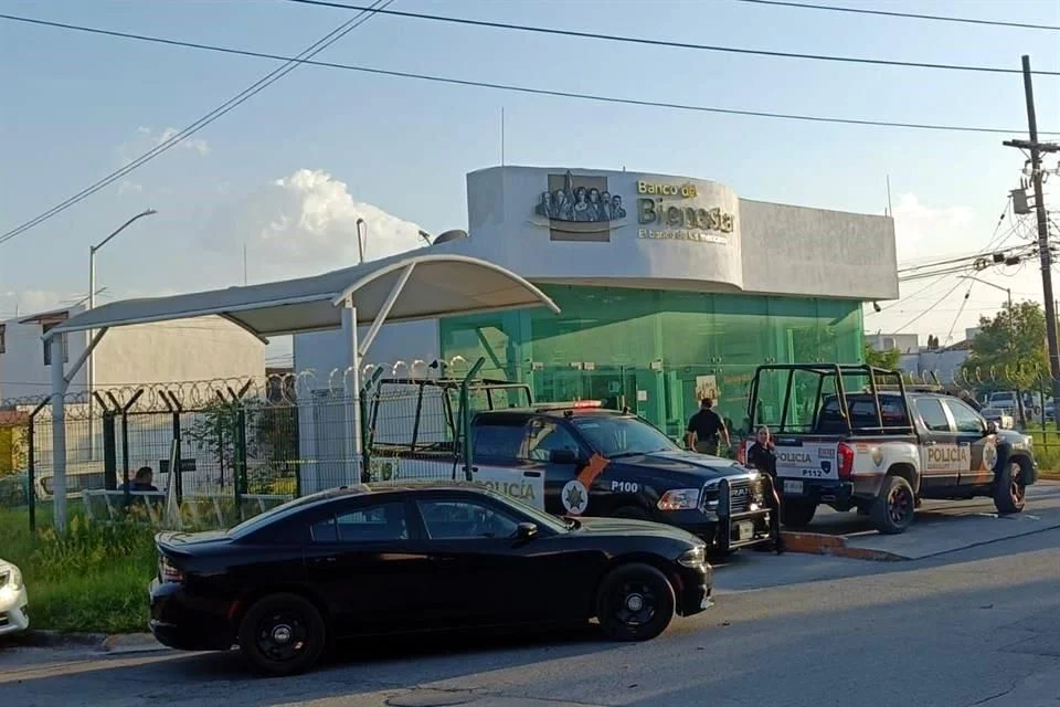 El atraco fue cometido alrededor de las 16:37 horas por al menos dos hombres armados que ingresaron al establecimiento cuando únicamente se encontraban dos empleados