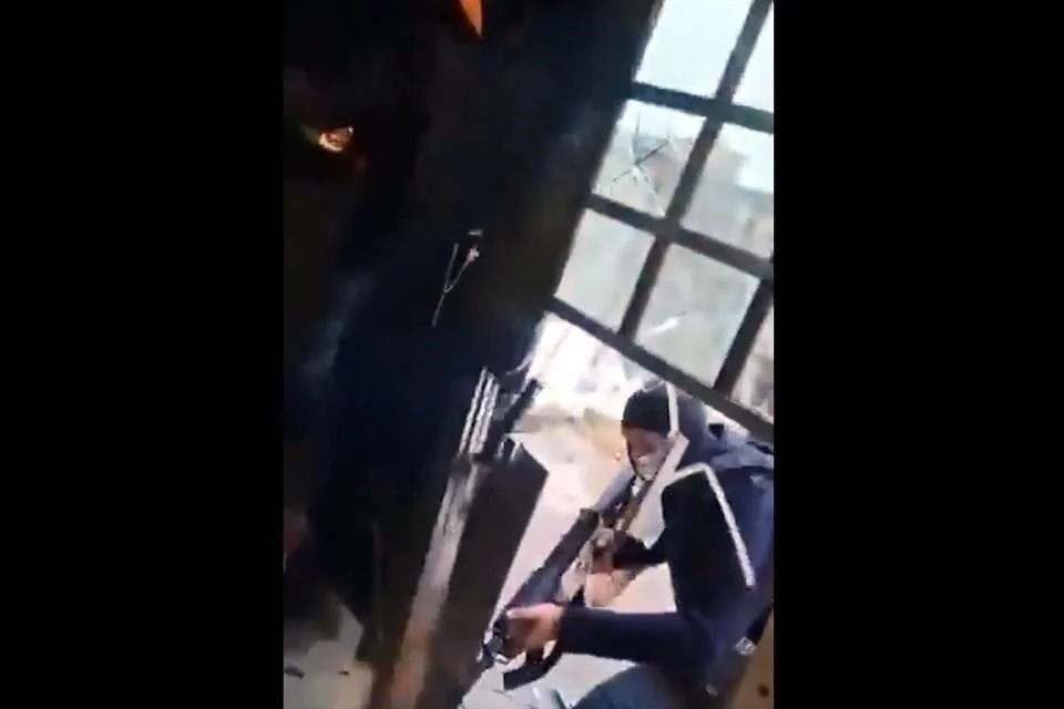 Tras irrumpir en la vivienda, los hombres armados recorrieron las habitaciones y, luego de intimidar a los familiares presentes, se llevaron a la comunicadora
