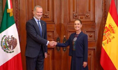 Felipe VI fue recibido por una comitiva encabezada por el secretario de Relaciones Exteriores, Roberto Velasco Álvarez.
