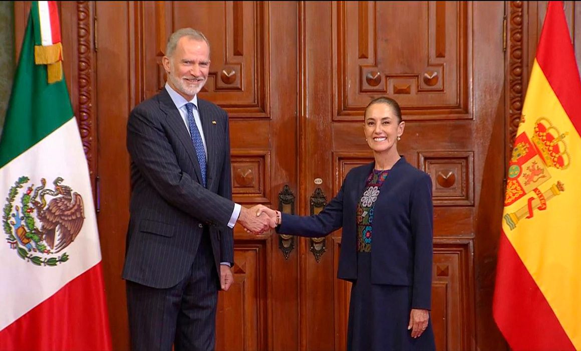 Felipe VI fue recibido por una comitiva encabezada por el secretario de Relaciones Exteriores, Roberto Velasco Álvarez.