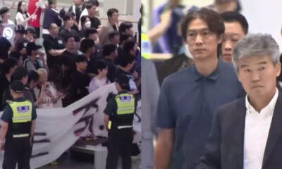 El estratega abandonó el aeropuerto con gesto serio y sin emitir declaraciones, acompañado por integrantes del cuerpo técnico y jugadores como Lee Kang-in, Cho Hyun-woo y Hwang In-beom