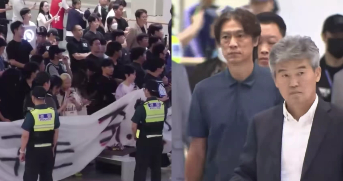 El estratega abandonó el aeropuerto con gesto serio y sin emitir declaraciones, acompañado por integrantes del cuerpo técnico y jugadores como Lee Kang-in, Cho Hyun-woo y Hwang In-beom
