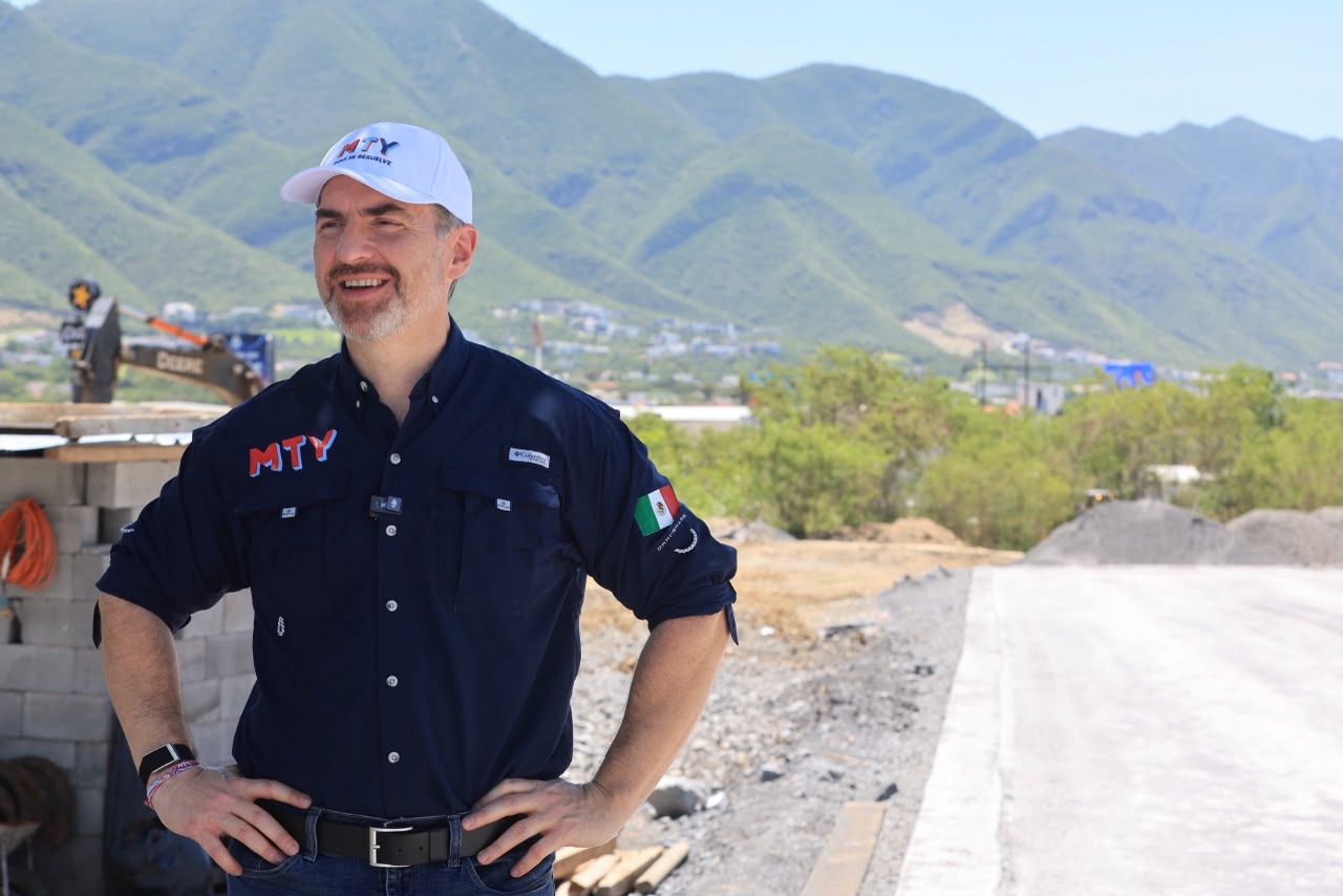 Con la construcción de este paso superior vehicular, que forma parte del Programa "Vialidades Regias" la administración municipal busca ofrecer una conexión entre el lado oriente y el lado poniente de la Carretera Nacional.