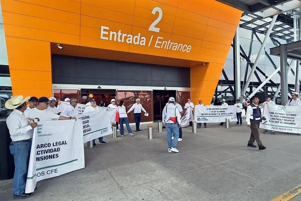 Durante la protesta, denunciaron que muchos jubilados enfrentan dificultades para cubrir gastos básicos y tratamientos médicos debido a los ajustes realizados en sus prestaciones.