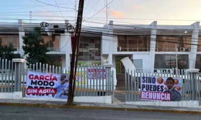 Entre las consignas se leían frases como "Sr. Gobernador usted modo party, García modo sin agua" y "García sigue sin agua, si no puedes renuncia", acompañadas de imágenes del Mandatario y del titular de Agua y Drenaje.