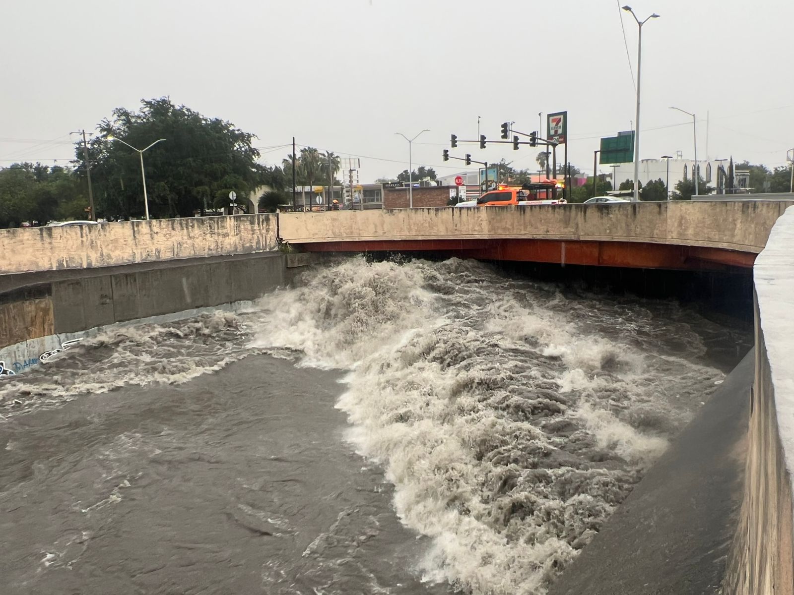 Especialistas atribuyen este comportamiento a la transición del fenómeno de La Niña hacia una fase neutra, situación que permitió el regreso de lluvias más cercanas a los niveles normales.