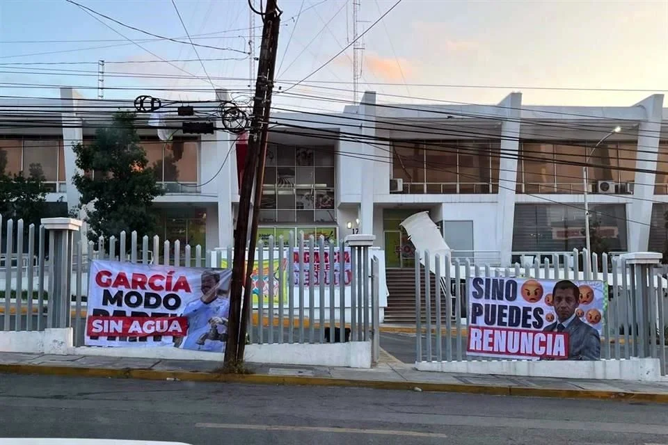 Entre las consignas se leían frases como "Sr. Gobernador usted modo party, García modo sin agua" y "García sigue sin agua, si no puedes renuncia", acompañadas de imágenes del Mandatario y del titular de Agua y Drenaje.